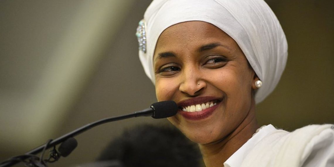 کون ہے الہان عمر، وہ کانگریسی خاتون جنہیں ووٹ ہاوس سے باہر کردیا گیا؟