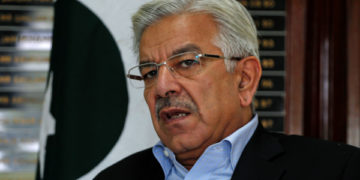 'بھارت میں بھی نماز پڑھتے ہوئے لوگوں کو نہیں مارا جاتا: پاکستانی وزیر دفاع