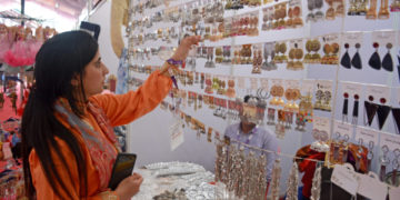 بیلوارڈ پر منعقدہ سارس میلے میں راجستھان خاتون کے روایتی اسٹال کا ایک منظر۔۔۔فوٹو؛ساحل میر