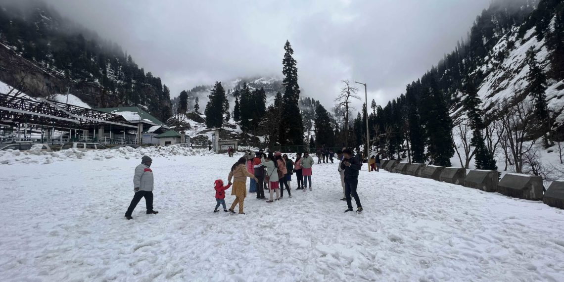 پہل گام کے چندن واری علاقہ میں سیاح تازہ برفباری سے لطف اندوز ہوتے ہوئے۔۔۔فوٹو؛ساحل میر