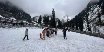 پہل گام کے چندن واری علاقہ میں سیاح تازہ برفباری سے لطف اندوز ہوتے ہوئے۔۔۔فوٹو؛ساحل میر