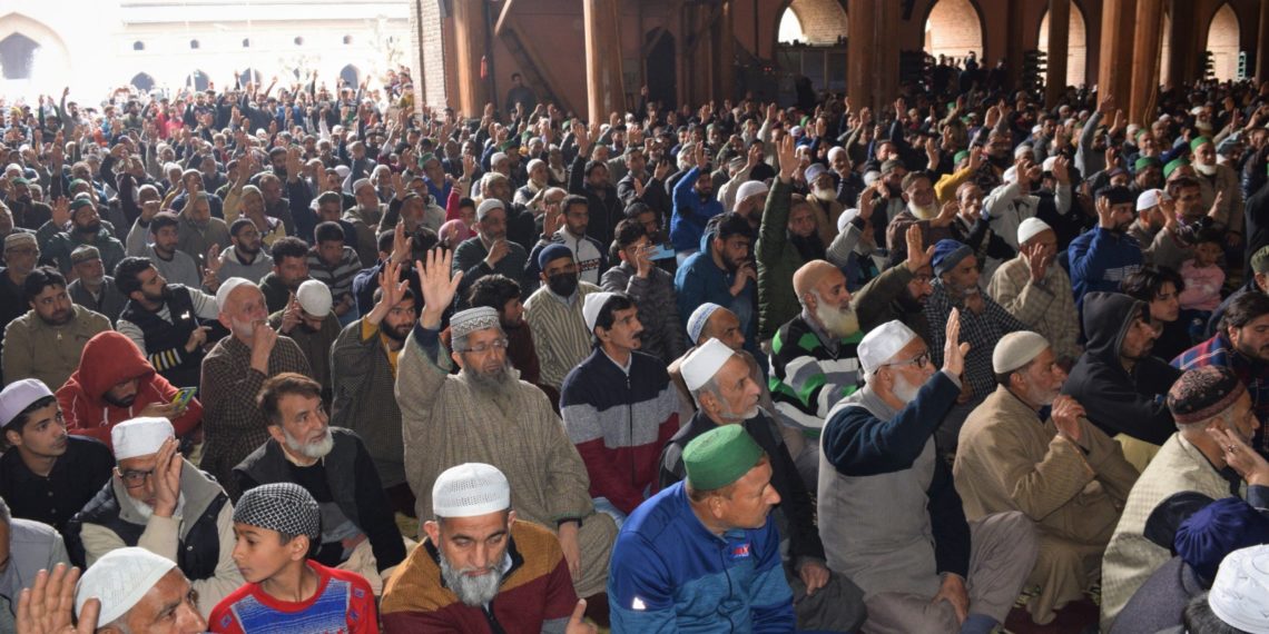 ماہ رمضان کے پہلے جمعہ کے موقعہ پر تاریخی جامع مسجد میں عقیدت مند نماز ادا کرتے ہوئے۔۔۔فوٹو؛ساحل میر