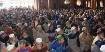 ماہ رمضان کے پہلے جمعہ کے موقعہ پر تاریخی جامع مسجد میں عقیدت مند نماز ادا کرتے ہوئے۔۔۔فوٹو؛ساحل میر