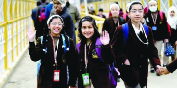 سرمائی چھٹیاں اختتام پذیر ہونے کے بعد طالبات اسکول کی جانب رواں دواں۔۔۔۔فوٹو؛ساحل میر