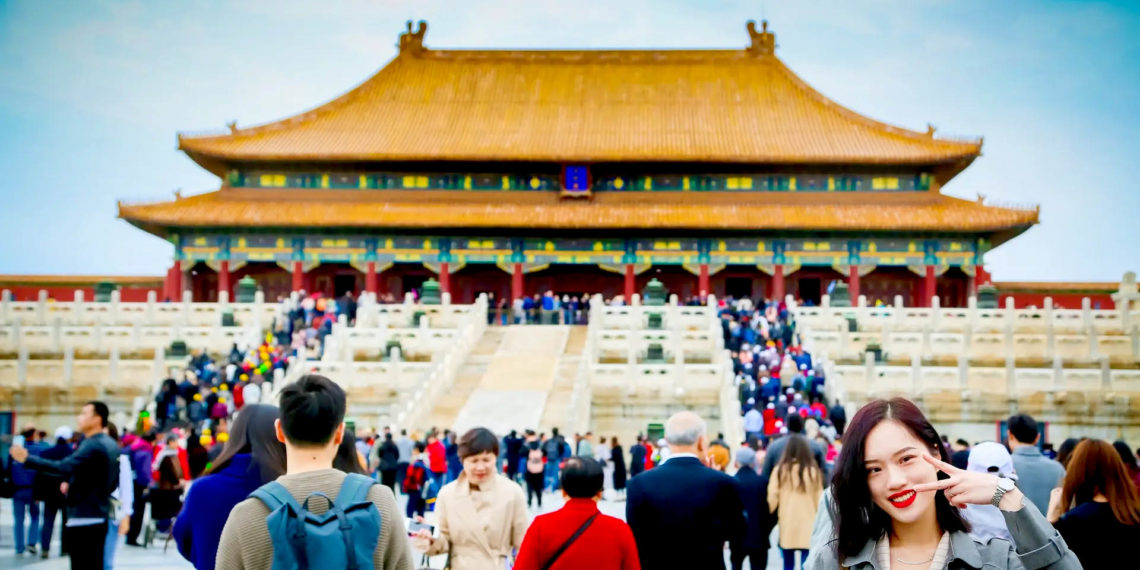 چین 2020 کے بعد پہلی بار غیر ملکی سیاحوں کے لیے سرحدیں کھول دے گا