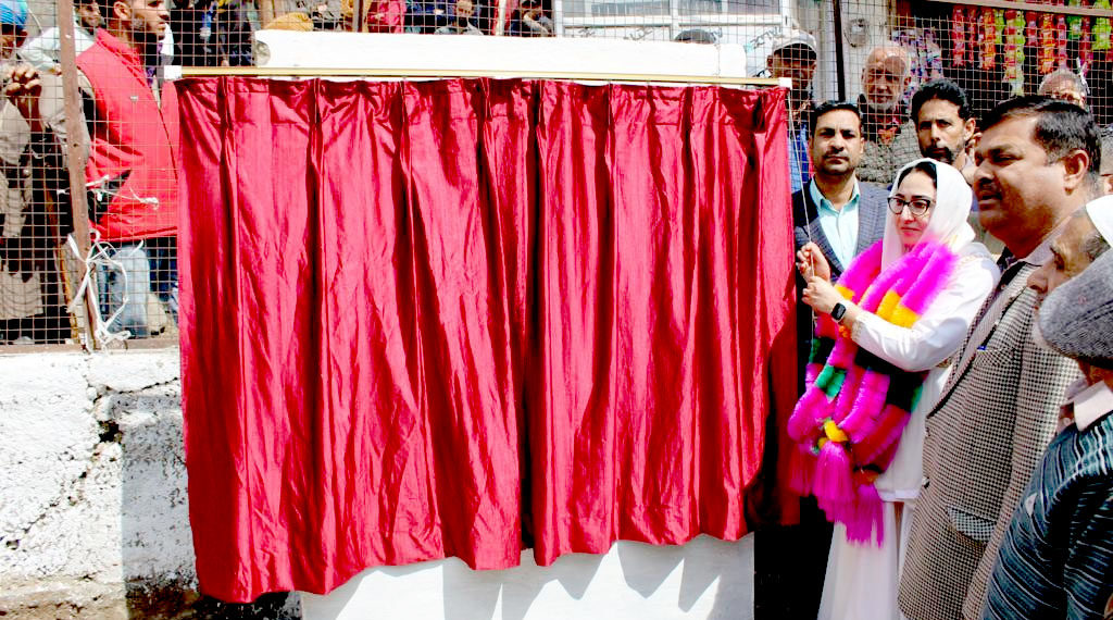 ڈاکٹر اندرابی نے ڈوڈہ میں وقف پارکنگ اور مسافر خانہ کا سنگ بنیاد رکھا