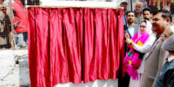 ڈاکٹر اندرابی نے ڈوڈہ میں وقف پارکنگ اور مسافر خانہ کا سنگ بنیاد رکھا