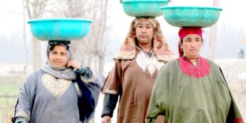 پلوامہ کے اونتی پورہ میں خواتین بڑے برتنوں میں مچھلیاں فروختگی کیلئے لیجاتے ہوئے۔۔۔فوٹو؛ساحل میر