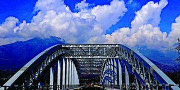 وسطی کشمیر کے گاندربل ضلع میں نالہ سندھ کے اُوپر نئے گول عکس کے پل کا منظر۔۔۔۔فوٹو؛ساحل میر