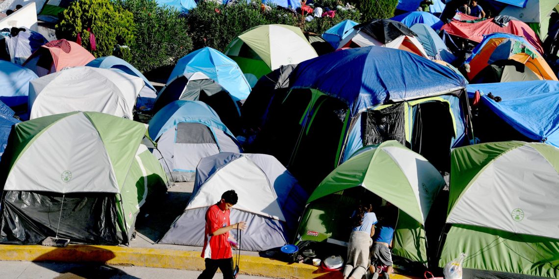 وائٹ ہاؤس تارکین وطن کے خاندانوں کی حراست کو بحال کرنے پر غور کر رہا ہے: امریکی حکام