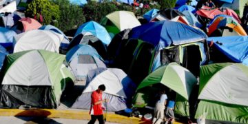 وائٹ ہاؤس تارکین وطن کے خاندانوں کی حراست کو بحال کرنے پر غور کر رہا ہے: امریکی حکام