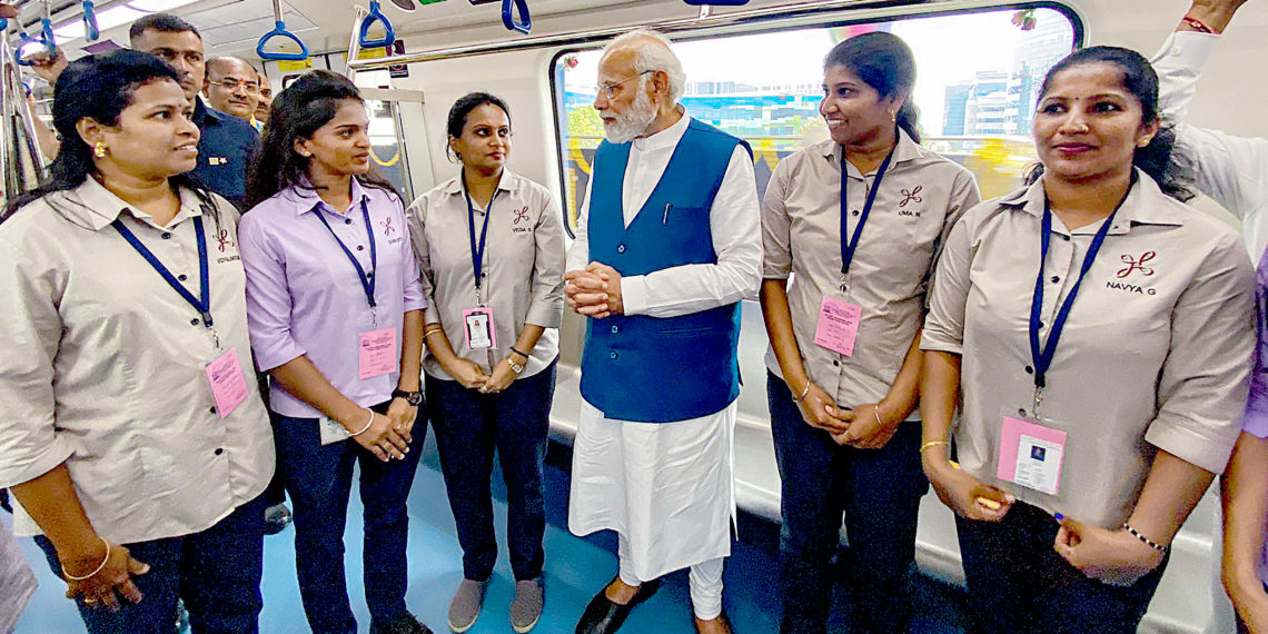 وزیر اعظم نے بنگلورو میں نئی میٹرو لائن کا افتتاح کیا، عملے، کارکنوں، طلباء کے ساتھ سواری کی