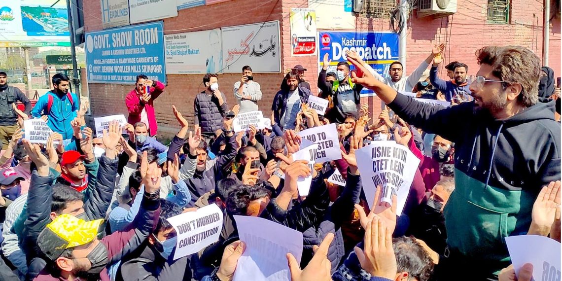 مختلف اسامیوں کے امیدواروں کا سری نگر میں احتجاج، ایپ ٹک کمپنی پر مکمل پابندی کا مطالبہ