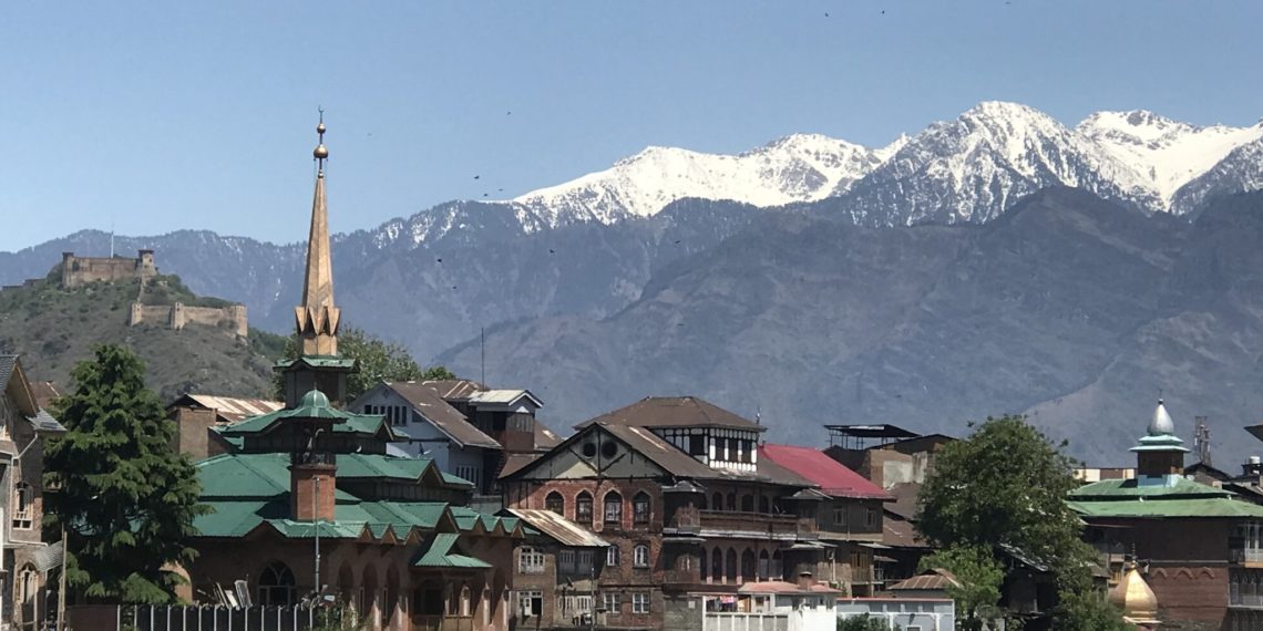 خوشگوار موسم کے چلتے سرینگر کے مضافات میں برف پوش پہاڑوں کا ایک خوبصورت منظر۔۔ساحل میر