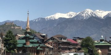 خوشگوار موسم کے چلتے سرینگر کے مضافات میں برف پوش پہاڑوں کا ایک خوبصورت منظر۔۔ساحل میر