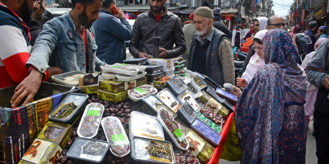 رمضان المبارک کے مقدس ایام کے دوران لوگ بازاروں میں کھجور خریدتے ہوے۔۔۔۔فوٹو؛ساحل میر
