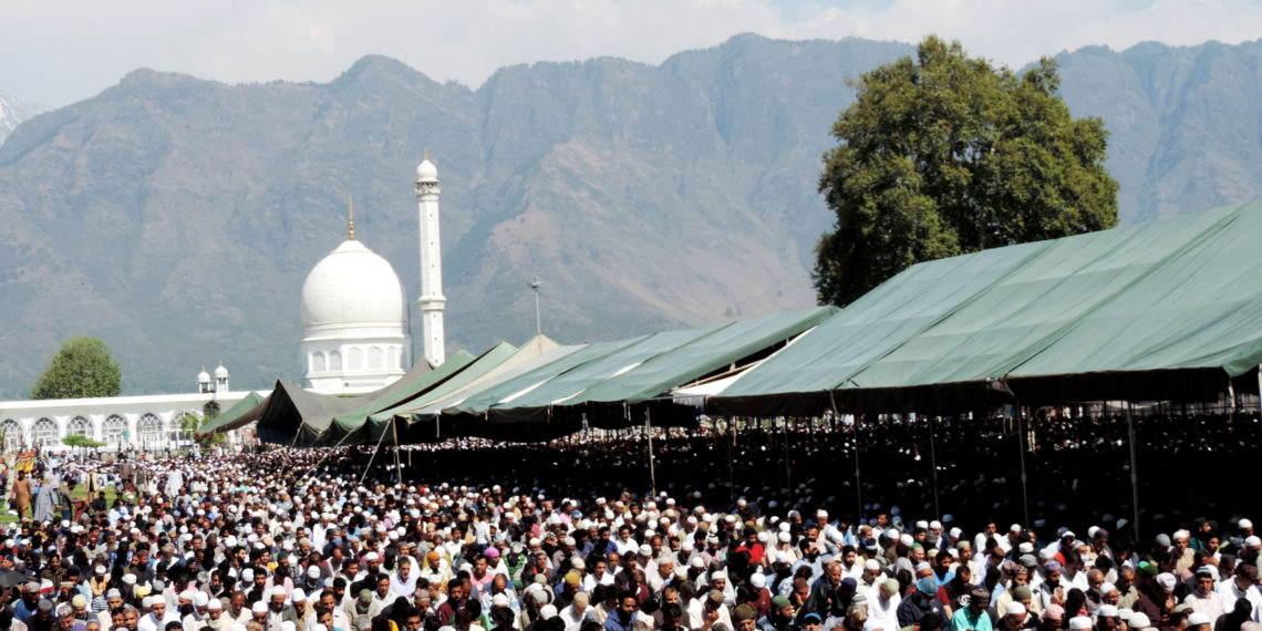 کشمیر میں جمعۃ الوداع کے عظیم الشان اجتماعات کا انعقاد، جامع مسجد میں نماز ادا کرنے کی اجازت نہیں