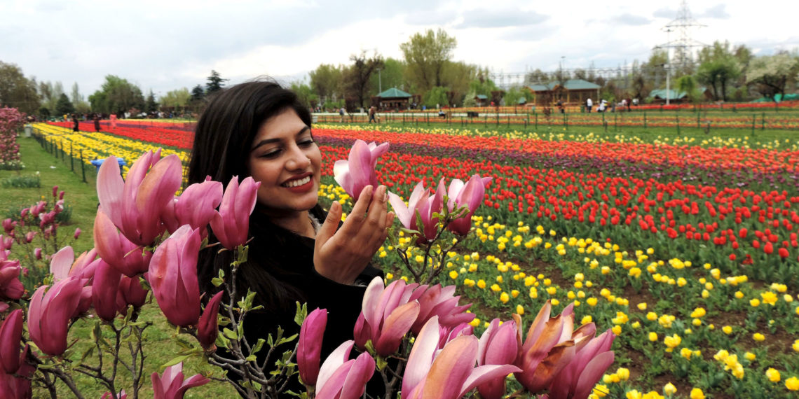 سرینگر کے باغ گل لالہ میں خاتون سیاح ٹیولپ پھولوں کیساتھ تصویر لیتے ہوئے۔۔۔فوٹو؛ساحل میر
