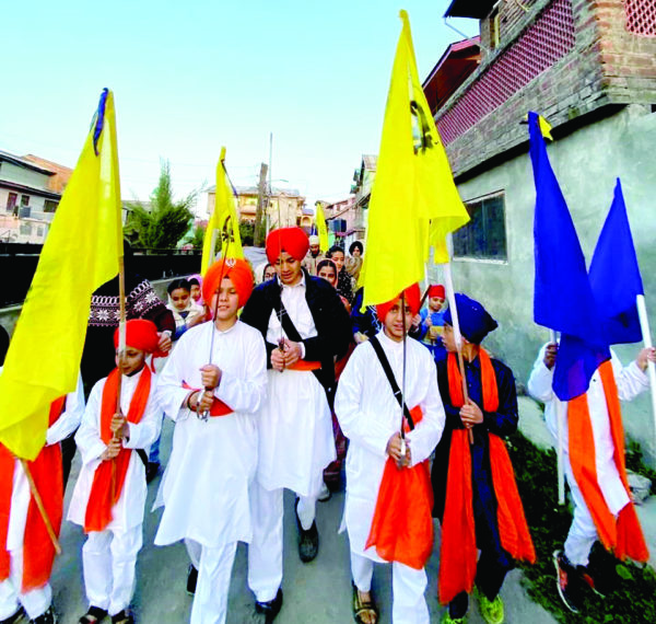 بیساکھی کے تہوار کے ایک روز قبل سکھ نوجوانوں کی طرف سے سرینگر میں ریلی کا انعقاد۔