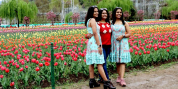 سرینگر کے ٹیولپ گارڈن میں غیر مقامی سیاح تصویر کھنچواتے ہوئے۔۔۔فوٹو؛ساحل میر