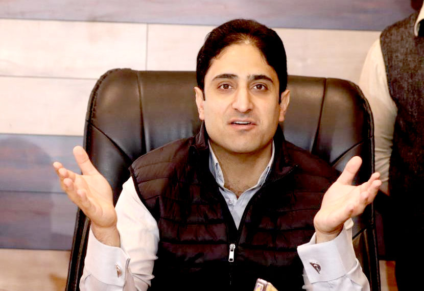 سری نگر کے میئر نے پنتھہ چوک یاترا کیمپ کا دورہ کیا