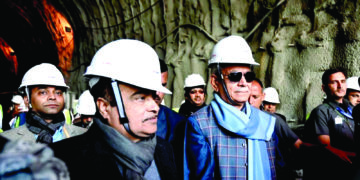 ٹنل کی تعمیر سے سیاحتی انقلاب آئے گا:گڈکری