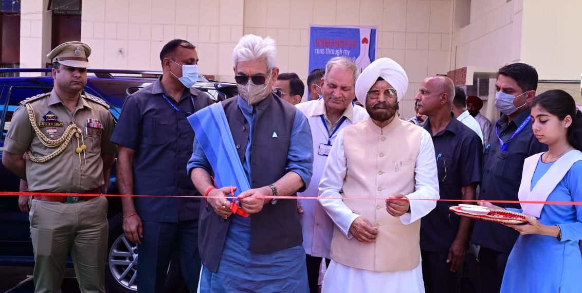 لیفٹیننٹ گورنر نے جموں میں سنت نرنکاری چیئر ٹیبل فائونڈیشن کے زیر اہتمام خون عطیہ کیمپ کا اِفتتاح کیا