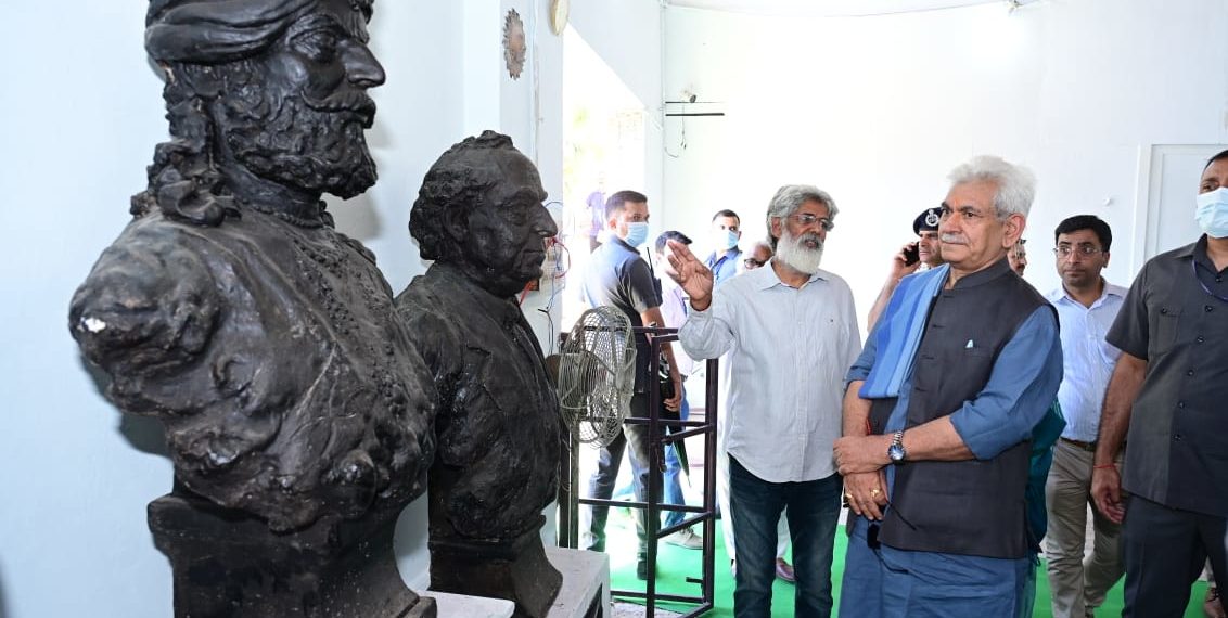 لیفٹیننٹ گورنر نے بیر پور میں معروف مجسمہ سازرویندر جموال کی سولوایگزبشن کا اِفتتاح کیا