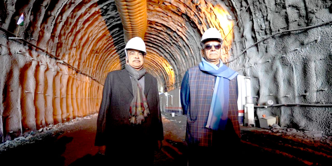 مرکزی وزیر اور ایل جی منوج سنہا نے جاری کام کا معائنہ کرنے کے لیے زوجیلا ٹنل کا دورہ کیا