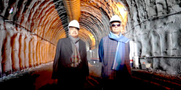 مرکزی وزیر اور ایل جی منوج سنہا نے جاری کام کا معائنہ کرنے کے لیے زوجیلا ٹنل کا دورہ کیا