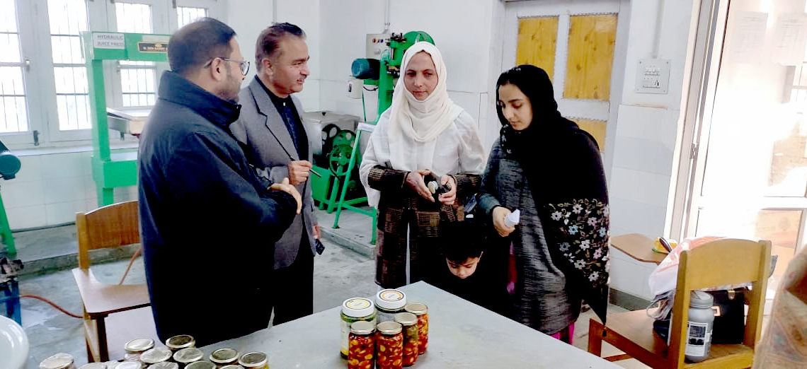 جموںوکشمیر کے ترقی پسند کسان بڈگام کی روبینہ تبسم ایک کامیاب پھول فروش اورکشمیری خاتون کی متاثر کن داستان