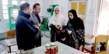 جموںوکشمیر کے ترقی پسند کسان بڈگام کی روبینہ تبسم ایک کامیاب پھول فروش اورکشمیری خاتون کی متاثر کن داستان