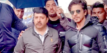 شاہ رخ خان کشمیر میں ڈنکی کی شوٹنگ کے دوران مداحوں کے ساتھ پوز دیتے ہوئے۔