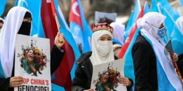 چینی جاسوس روزہ رکھنے والے اویغور مسلما ن کی نگرانی کررہی ہے۔ رپورٹ