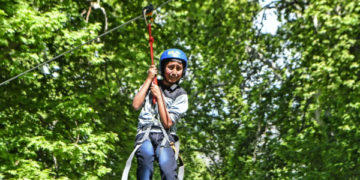 عید الفطر کے موقعہ پر سرینگر میں بچے رسی سے سواری کا مزہ لیتے ہوئے۔۔ساحل میر