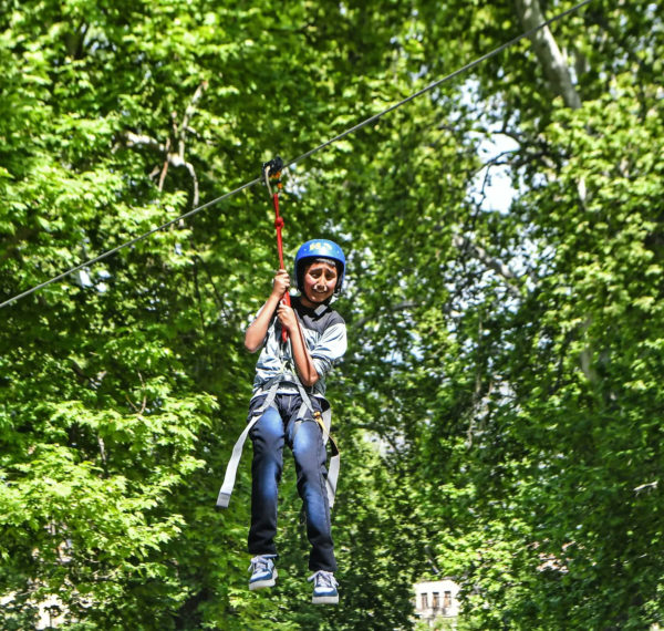 عید الفطر کے موقعہ پر سرینگر میں بچے رسی سے سواری کا مزہ لیتے ہوئے۔۔ساحل میر