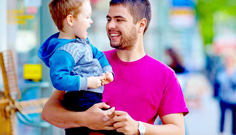 بچوں سے بات کرنے سے ان کے دماغ کی نشوونما میں مدد مل سکتی ہے، ایسا کرنے کا یہ بہترین طریقہ ہے