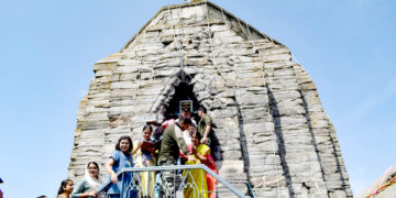 سری نگر میں شنکراچاریہ مندر میں عقیدت مندوں کا ہجوم