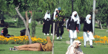 شہر کی پرتاپ پارک میں لوگ دھوپ سے مزہ لیتے ہوئے۔۔۔۔فوٹو؛،ساحل میر