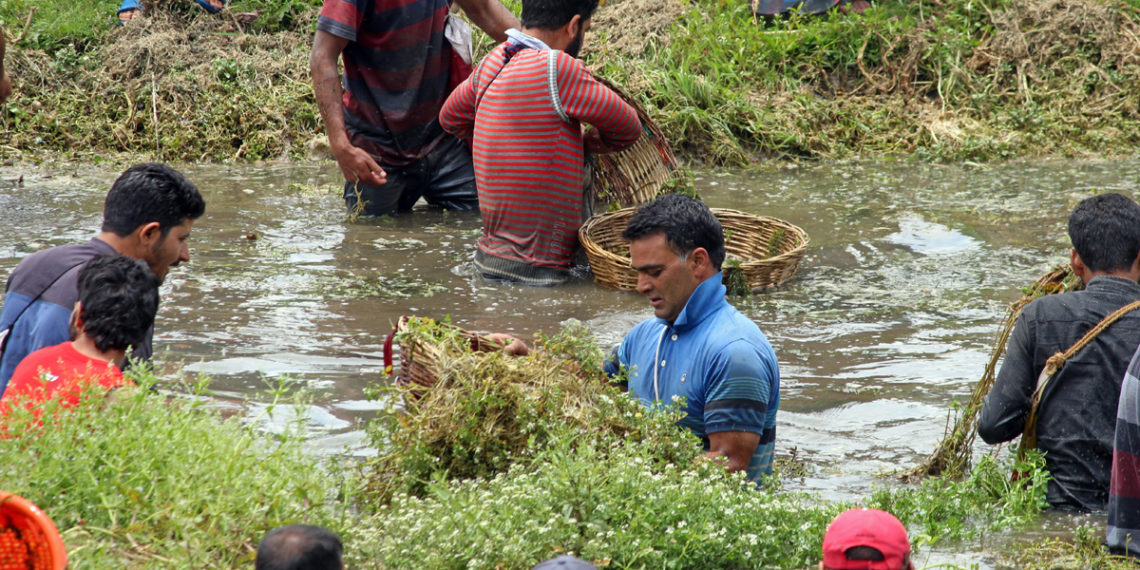اننت ناگ میں دیہاتی پانی کے ذخائر کو صاف کرنے کے لیے ماہی گیری کا میلہ