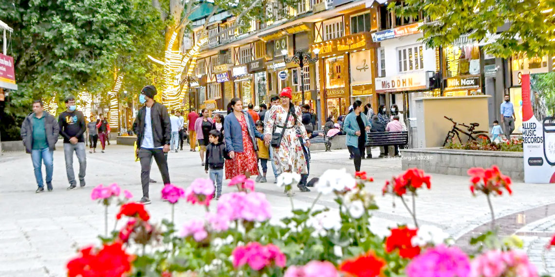 جی 20 اجلاس سے قبل شہر سرینگر کو دلہن کی طرح سجھایا جارہا ہے۔۔۔ فو ٹو ساحل میر