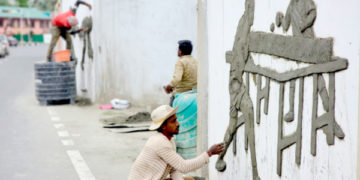 کاریگر شہر کے بخشی اسٹیڈیم کی دیواروں پر کھلاڑیوں کے فنی تصاویر بناتے ہوئے۔۔۔ فو ٹو:ساحل میر