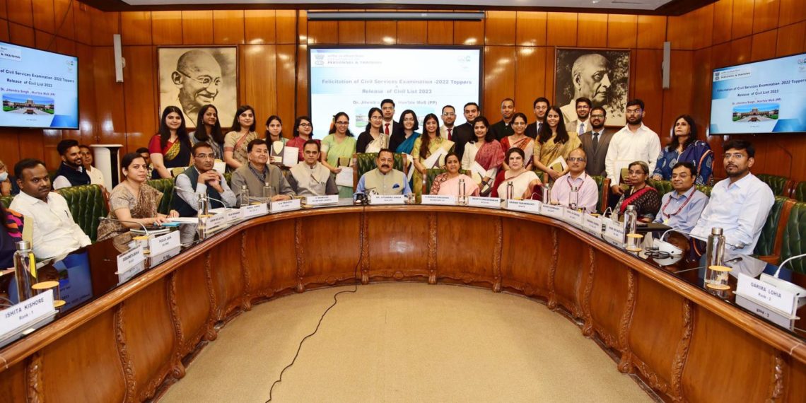 ڈاکٹر جتیندر نے پہلے 20 آل انڈیا آئی اے ایس ٹاپرس کے ساتھ بات چیت کی