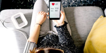 انگلی کی نوک پر بلڈ پریشر کی نگرانی کے لیے کم قیمت والا اسمارٹ فون منسلک