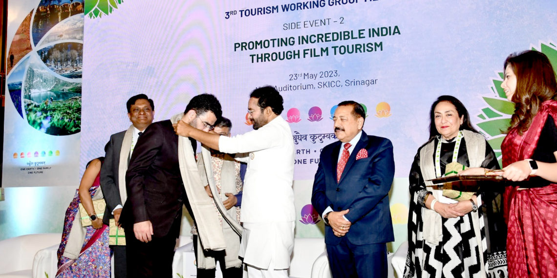 مرکزی وزیر سیاحت جی کشن ریڈی سیکرٹری سیاحت سید عابد رشید شاہ کی حوصلہ افزائی کرتے ہوئے۔۔ساحل میر