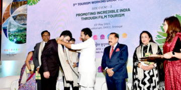 مرکزی وزیر سیاحت جی کشن ریڈی سیکرٹری سیاحت سید عابد رشید شاہ کی حوصلہ افزائی کرتے ہوئے۔۔ساحل میر