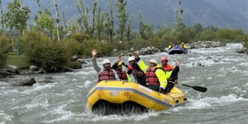 سیاحتی مقام پہل گام کے دریائے لدر میں سیاح رافٹنگ کرتے ہوئے۔۔۔ ساحل میر