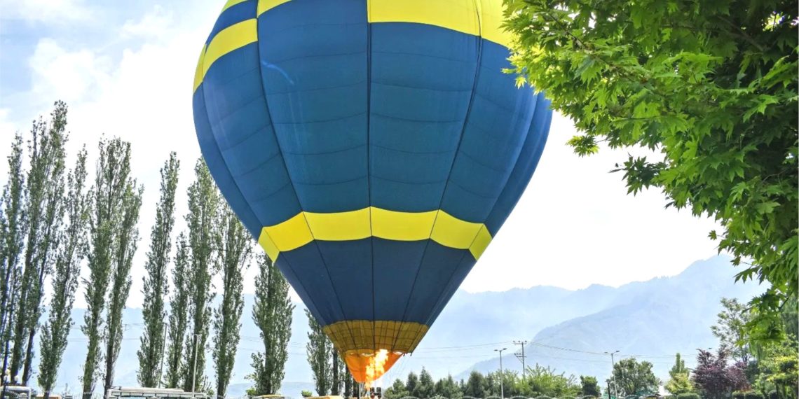 شہر کی زبرون پارک میں جی 20 اجلاس سے قبل ہاٹ ائر بیلون لانچ کیا گیا۔۔۔ ساحل میر