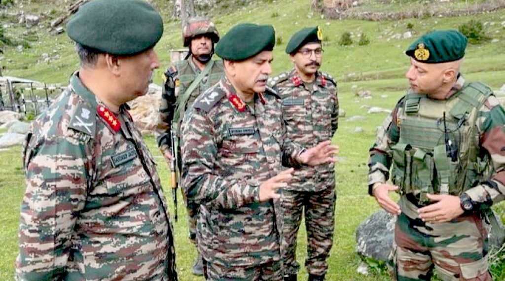 فائرنگ کے تبادلے کے درمیان، شمالی فوج کے کمانڈر نے جموں و کشمیر کے راجوری میں انکاؤنٹر سائٹ کا دورہ کیا