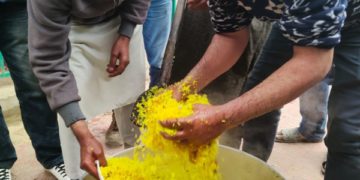 ناسازگار موسمی صورتحال سے چھٹکارا پانے کیلئے وادی کے کئی مقامات پر لوگ نذر و نیاز تقسیم کرتے ہوئے۔۔ساحل میر